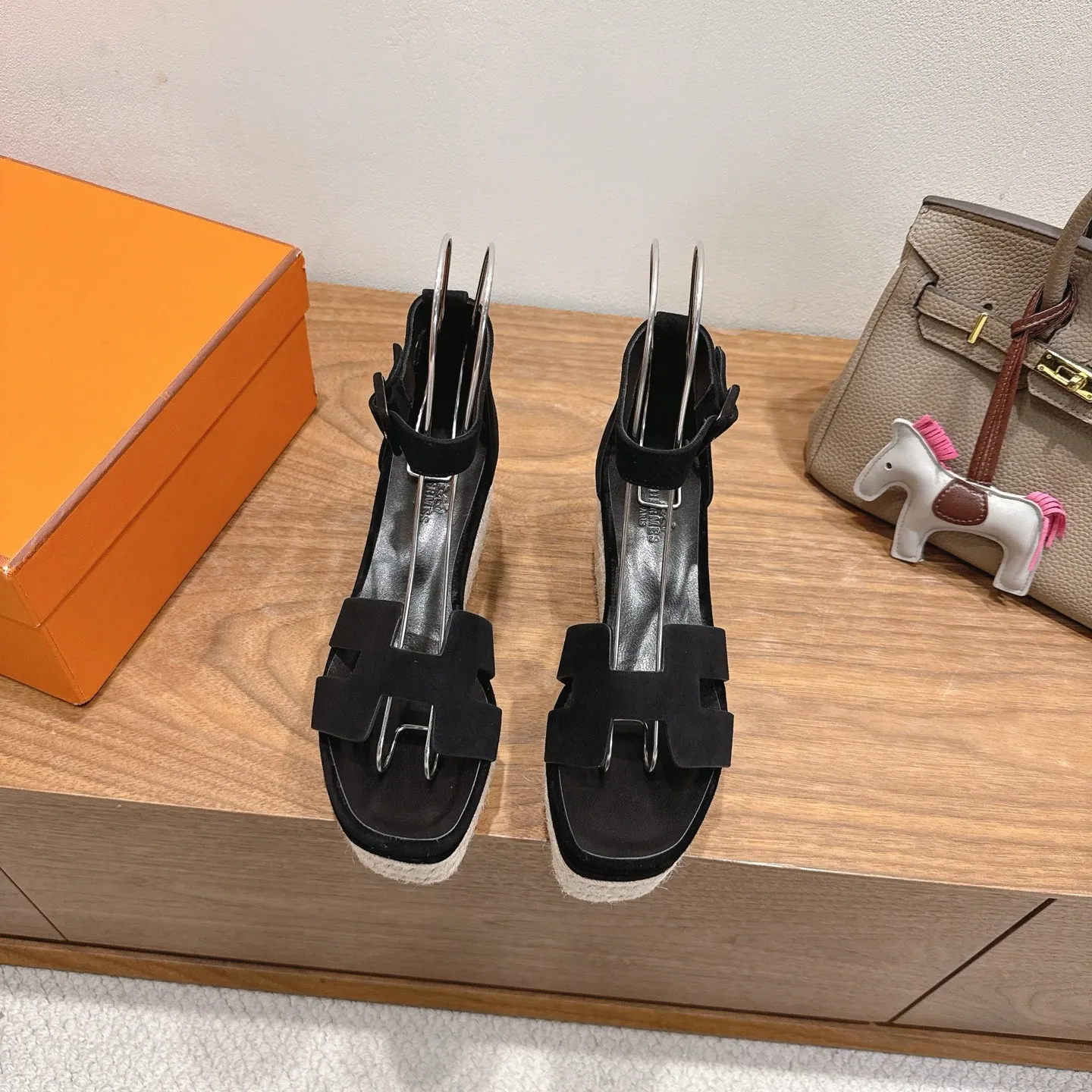 👟👟Ex-factory price 720👟👟 Hermes... a Eclair 2025 new color + popular series, the version is super positive, with a certain thickness, which makes the legs longer! Breathable, comfortable calfskin, spring and summer color matching, this item is both beautiful and comfortable! Channel supply code size: 35-39 can be ordered as 40.41 with airplane box ➕20